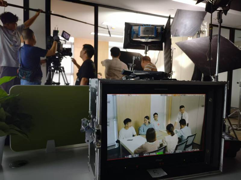 南阳TVC拍摄公司：科技产品视觉化大师，诠释未来感与功能美学